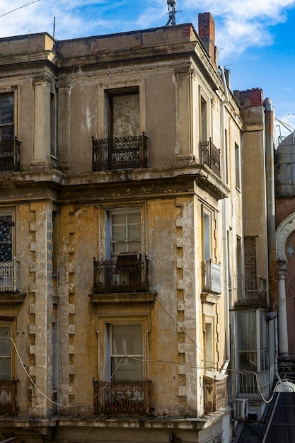Un vieux bâtiment avec un petit balcon avec revêtement jaune des fils du bâtiment dans la ville d'Istanbul