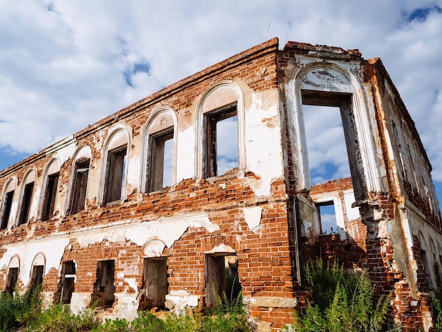 Un vieux bâtiment en ruine en brique sur une colline Nuages dans le ciel