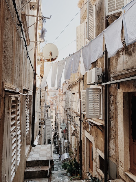 Les vieux bâtiments avec des cordes à linge de l'autre côté de la rue avec du linge blanc