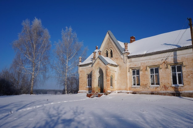 Vieux bâtiments dans un village d'hiver Ambiance de Noël glaciale