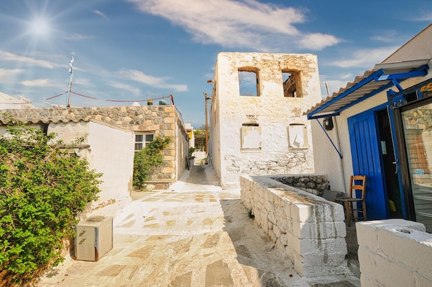 Vieux bâtiments dans le village de Perdika à Égine