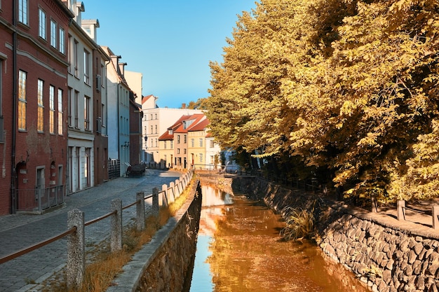 Vieux bâtiments historiques par Frische Grube Wismar Allemagne en automne