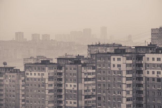 Vieux bâtiments de panneaux russes dans la ville de Vladivostok