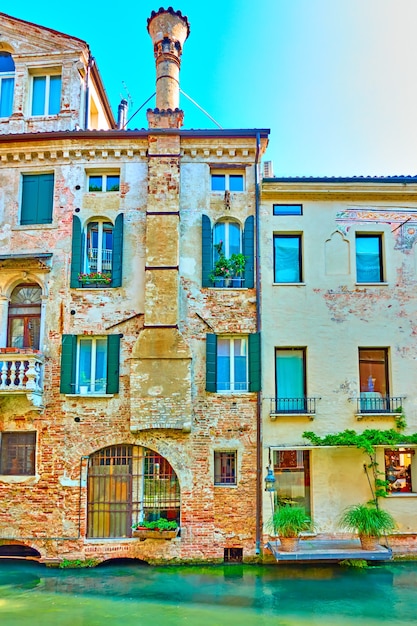 Vieux bâtiments par canal à Trévise, Vénétie, Italie