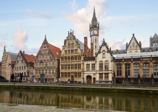 Les vieux bâtiments sur le remblai Graslei à jour, Gand, Belgique