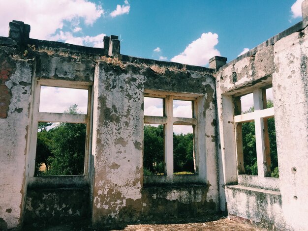 Vieux bâtiments en ruine contre le ciel