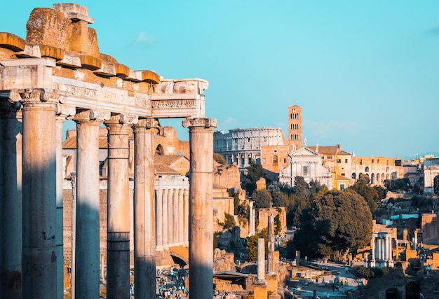 Vieux bâtiments en ville contre le ciel clair de Rome