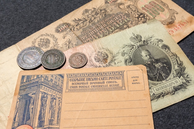 Vieux billets russes et quelques pièces de monnaie. R