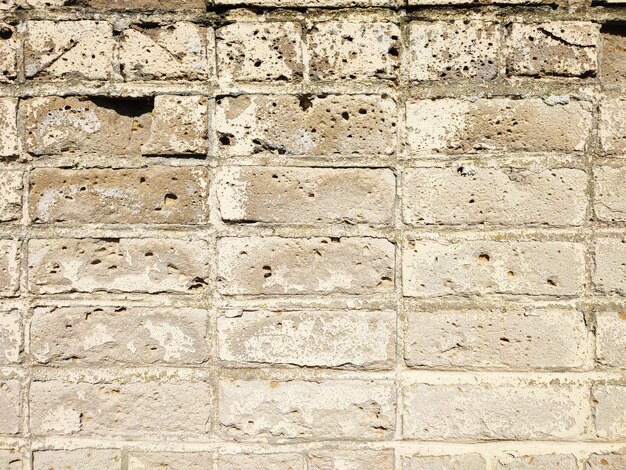 Vieux bloc de pierre patiné, surface texturée de mur de brique ou de grès