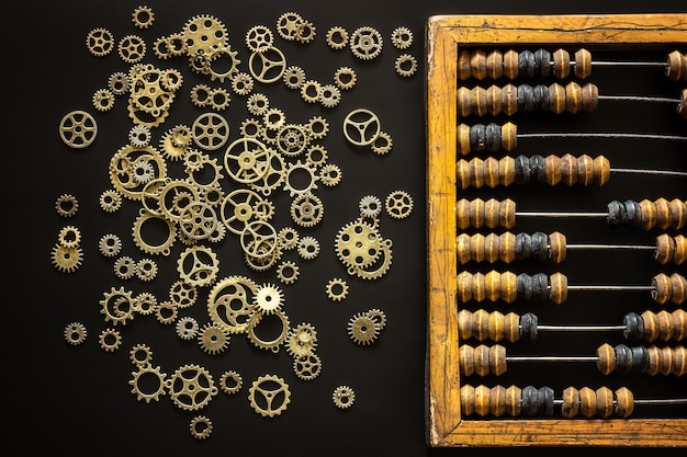 Vieux bois rayé vintage abaque décimal et engrenages steampunk sur un bureau noir