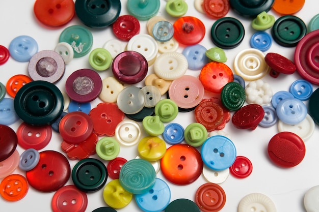 Photo vieux boutons en plastique de différentes couleurs sur le fond. teinter