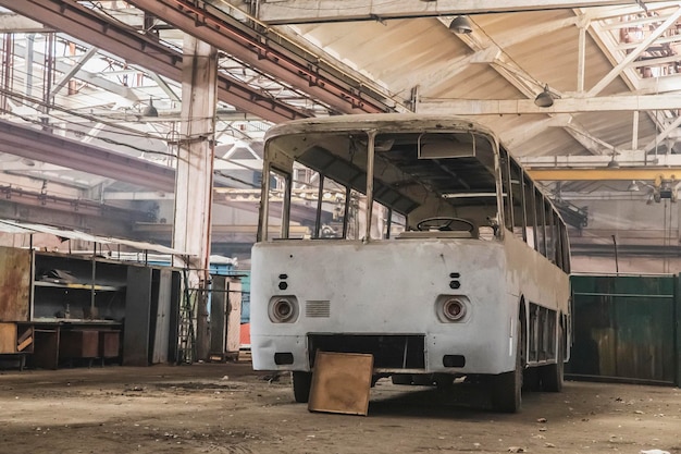 Vieux bus démonté dans une usine désaffectée