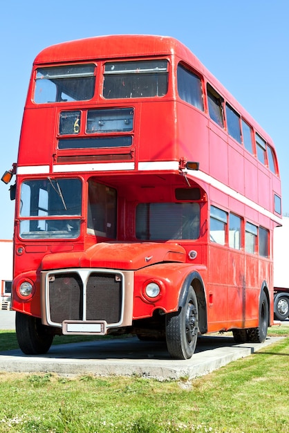 Vieux bus à impériale rouge de Londres