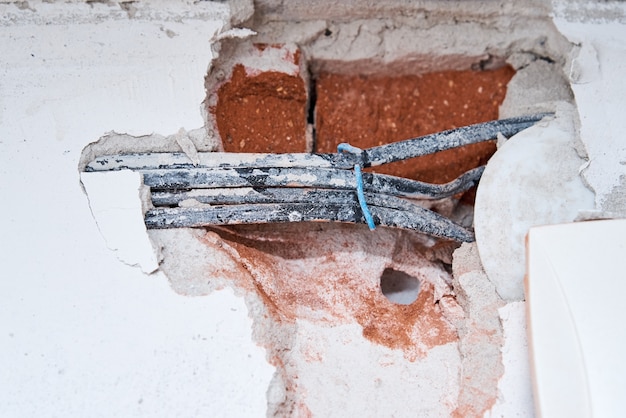 Vieux Câbles électriques Dans Un Mur De Briques. Câblage De Danger