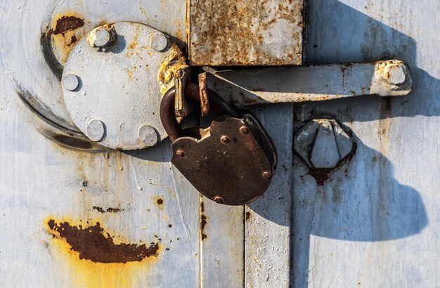 Photo vieux cadenas de garage rouillé libre sur une porte en fer