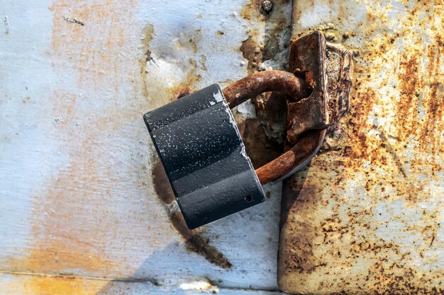 Photo vieux cadenas de garage rouillé libre sur une porte en fer