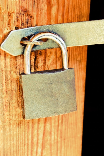 Photo vieux cadenas sur une porte en bois