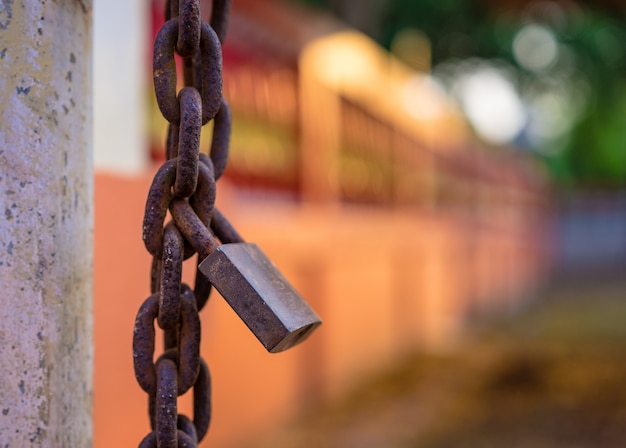 Vieux cadenas rouillé et chaîne sur la porte