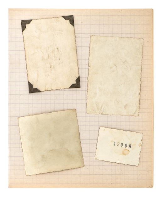 Vieux cadres photo et page de livre de maths isolés sur fond blanc. papier vieilli