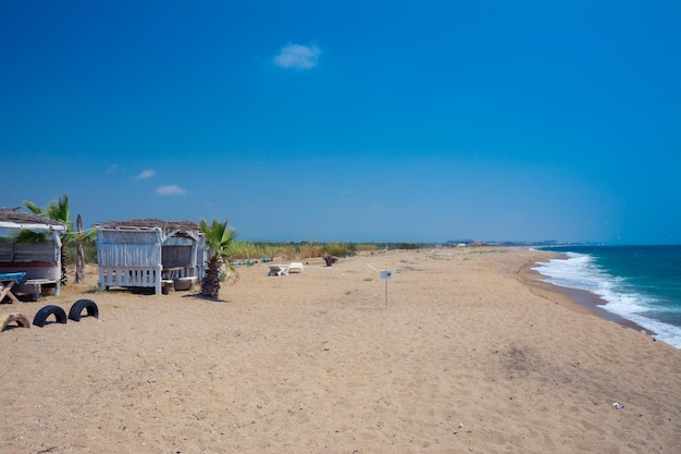 Un vieux café de plage avec des maisons en bois peintes en blanc