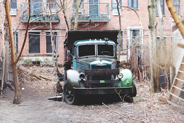 Un vieux camion abandonné dans le jardin.