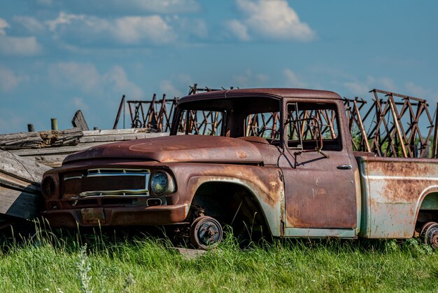 Vieux camion abandonné en jonque dans les prairies de la Saskatchewan