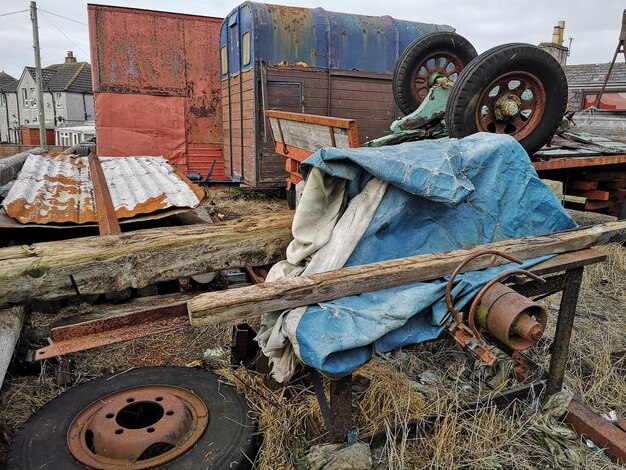 Un vieux camion abandonné.