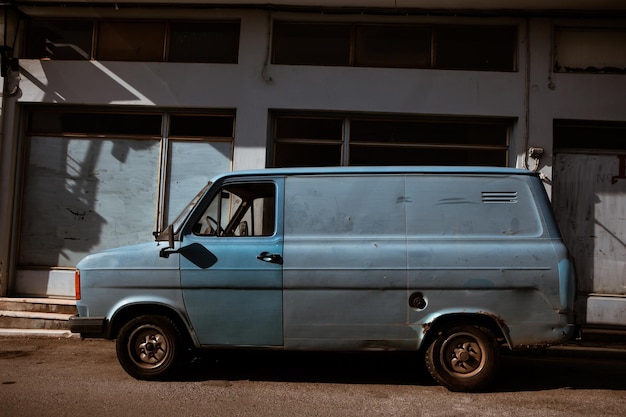 Photo vieux camion bleu dans les ombres de la ville et le contraste