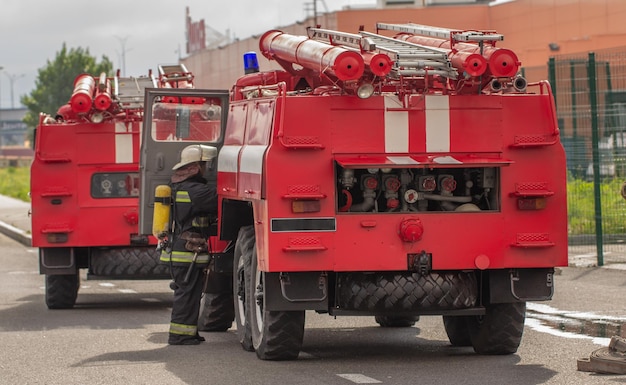 Un vieux camion de pompiers et une brigade de pompiers de sauveteurs