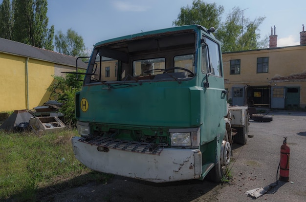 Vieux camion en usine