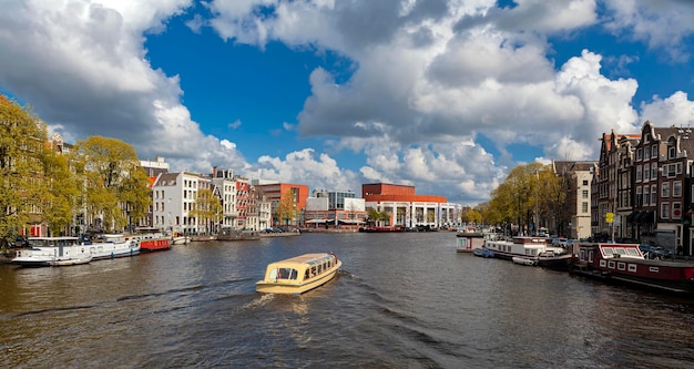 Les vieux canaux d'Amsterdam Amsterdam est la capitale et la plus grande ville des Pays-Bas