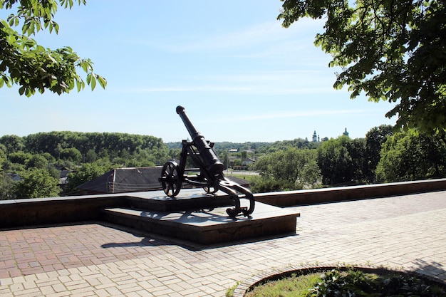 vieux canon debout dans le parc central de Tchernihiv