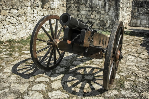 Vieux canon historique dans le château