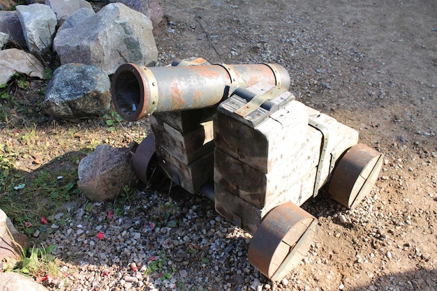 Le vieux canon vintage antique pour la défense des forteresses contre les ennemis est prêt à tirer
