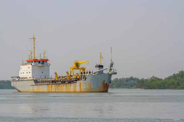 Photo vieux cargo ou ferry sur la mer