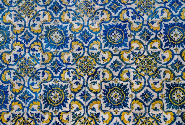 Vieux carrelage azulejo sur le mur dans un style portugais traditionnel