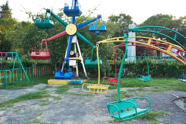 Vieux carrousel abandonné et attractions dans le parc de la ville