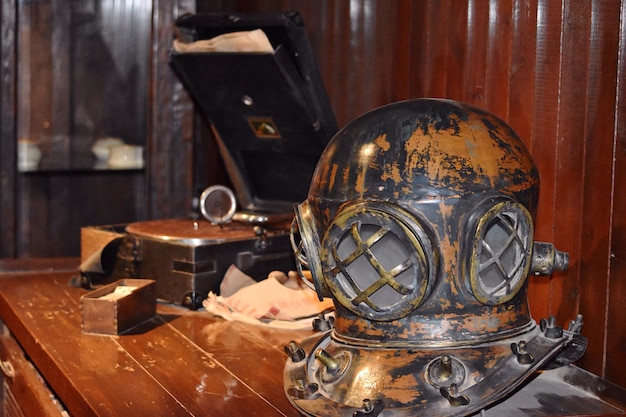 Photo un vieux casque de plongée sur la table.