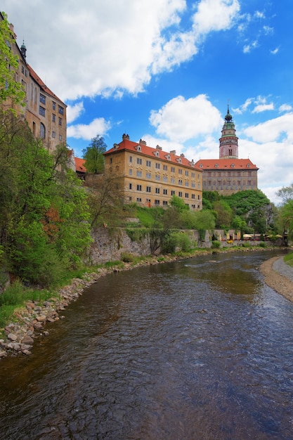 Vieux centre-ville avec château d'État et coude de la rivière Vltava, Cesky Krumlov en République tchèque.