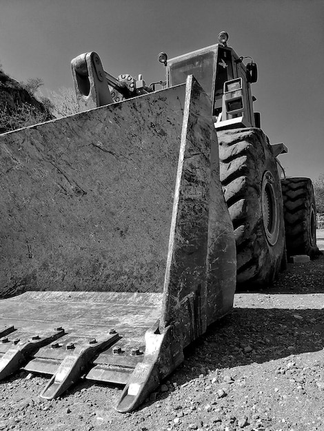 Vieux chantier de construction sur le terrain contre le ciel