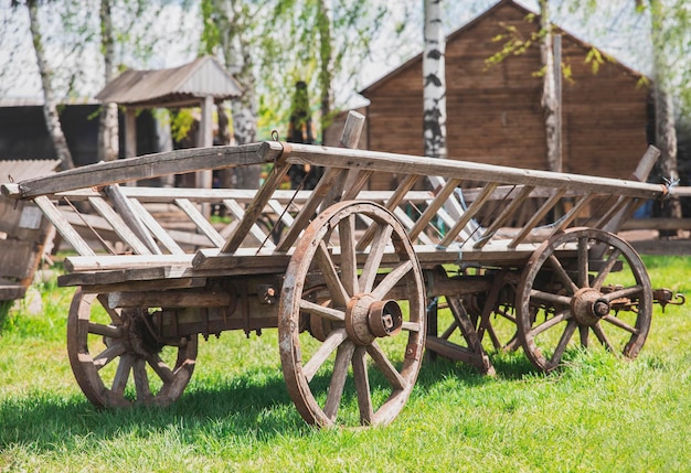 Photo vieux chariot en bois usé dans le village