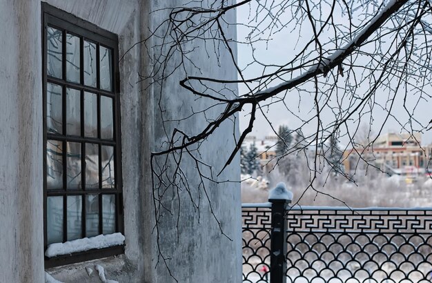 Vieux château de fenêtre rétro d'hiver en plein air