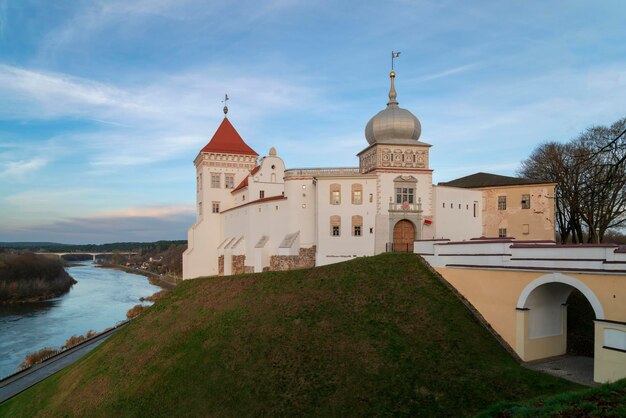 Le vieux château de Grodno sur les rives de la rivière Neman un jour ensoleillé Grodno Biélorussie