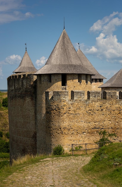 Vieux château médiéval dans la ville de khotyn l'après-midi en été