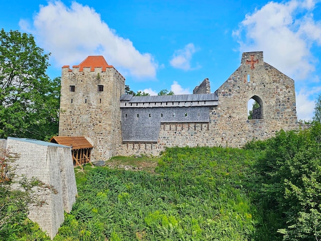 Le vieux château de Sigulda dans le parc national de Gauja en Lettonie