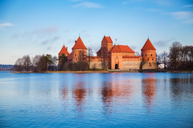 Vieux château de Trakai en automne profond, Vilnius, Lituanie