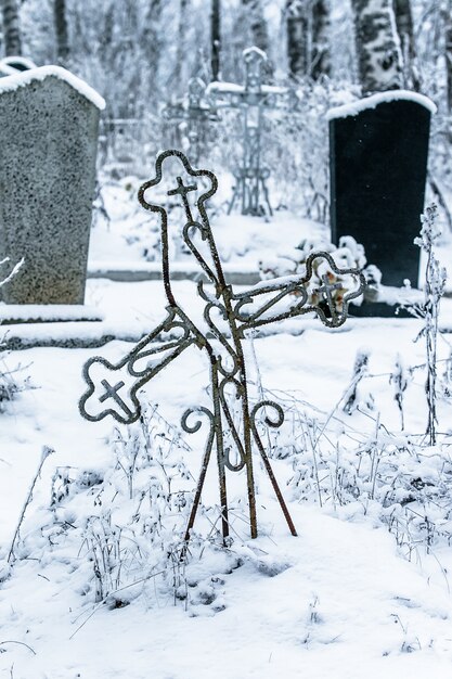 Vieux cimetière au village abandonné