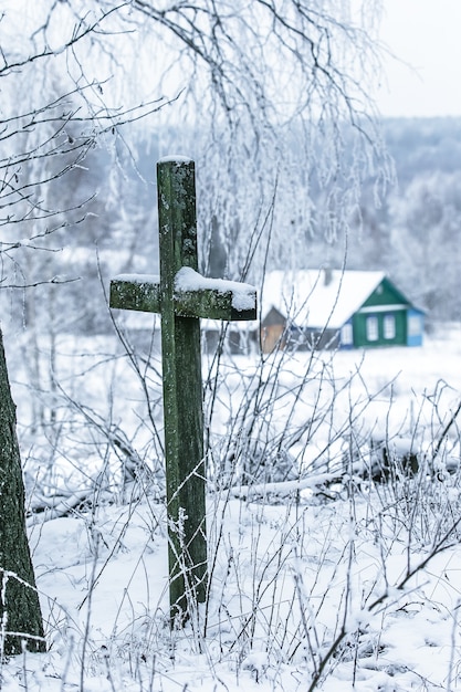 Vieux cimetière au village abandonné