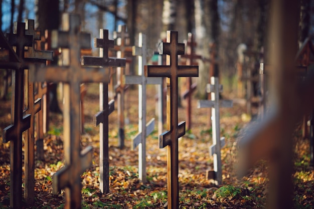 Vieux cimetière orthodoxe Croix en bois au soleil