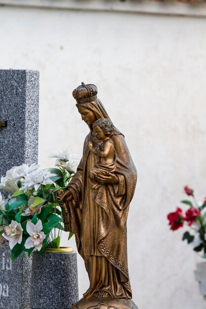 vieux cimetière avec tombes en lieu saint espagnol